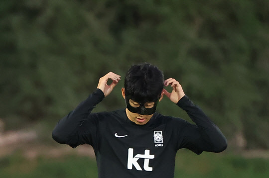 2022 카타르 월드컵 대표팀 손흥민이 22일(현지시간) 카타르 도하 알에글라 훈련장에서 훈련 전 마스크를 착용하고 있다. [도하=연합뉴스]